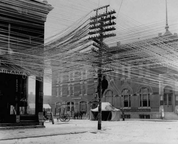 Обходчик, работающий на линиях электропередач, 1911 год