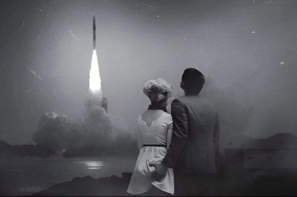 Романтика! Пара наблюдает за запуском ракеты «Аполлон-8», 1968 год