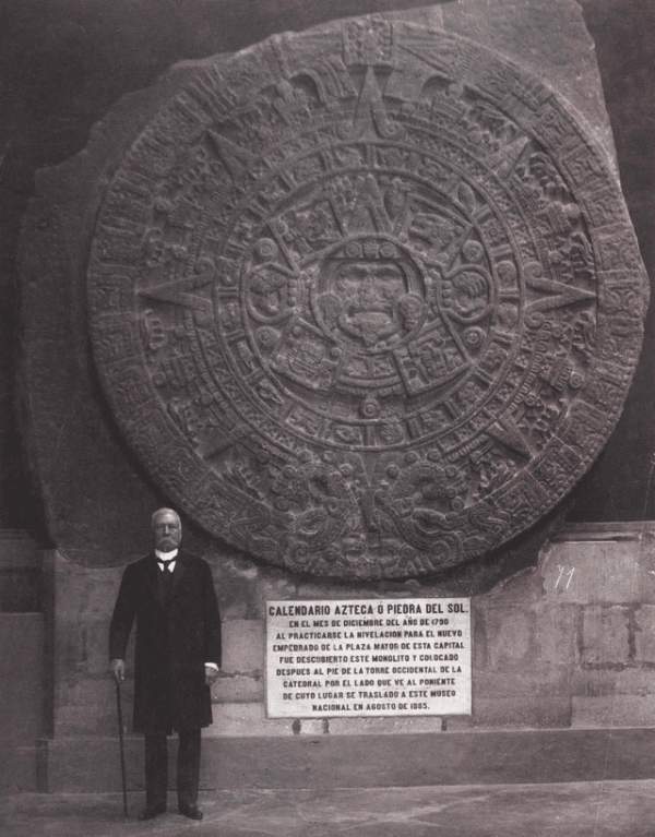 Политик Порфирио Диас и Камень Солнца, принадлежавший ацтекам, 1910 год