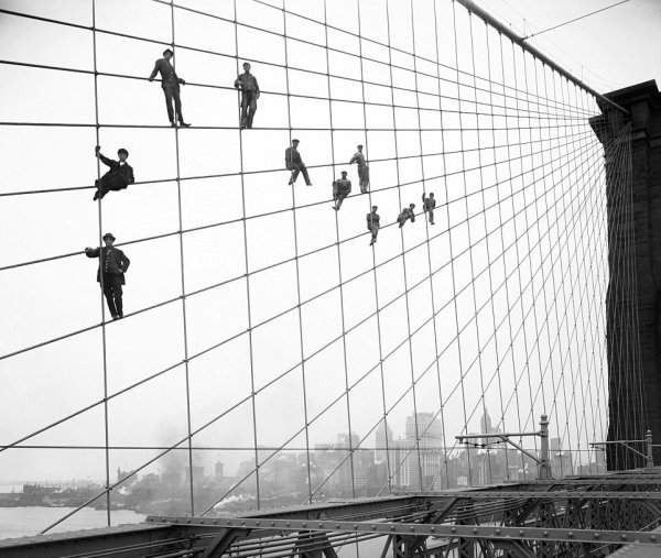 Маляры на кабелях Бруклинского моста, 1914 год