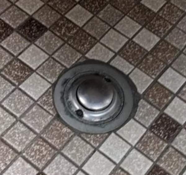 Что это за кнопки на полу под раковиной в туалете университета? Ничего не происходит, когда на них нажимаешь