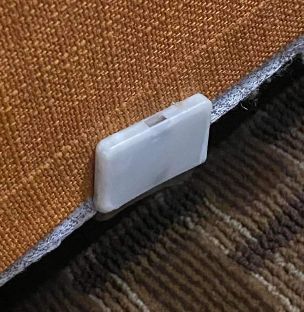Что это за маленькие белые коробочки у основания кровати в отеле?