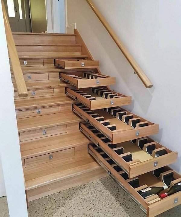 Лестница-шкаф. Отличная идея для коллекционера вин