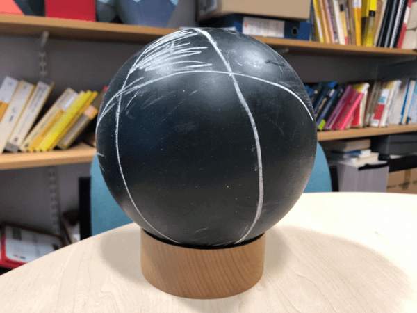 Сферическая доска, используемая на уроках геометрии