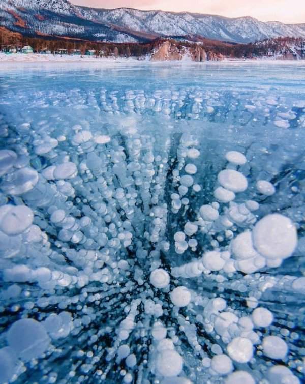 Замершие пузырьки метана в озере Байкал