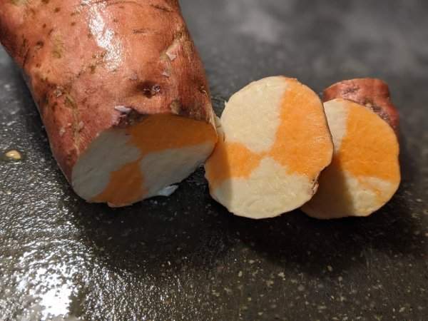 Сладкий картофель, мякоть которого окрашена сразу в два цвета