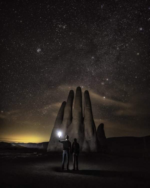 Скульптура «Рука Пустыни», установлена в пустыне Атакама, Чили