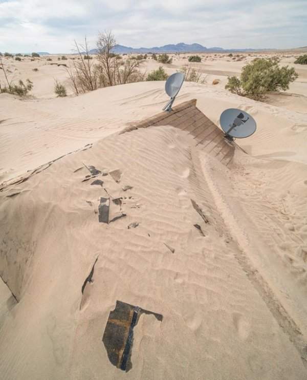 Заброшенный дом в пустыне почти полностью поглотили пески