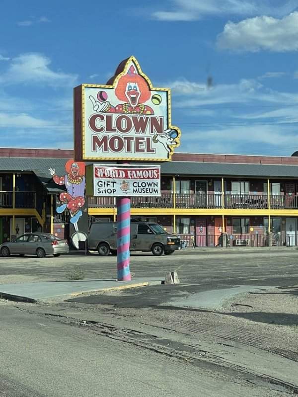 Мотель со страшными клоунами