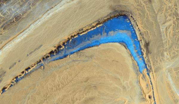 Голубой светящийся песок посреди пустыни Сахара