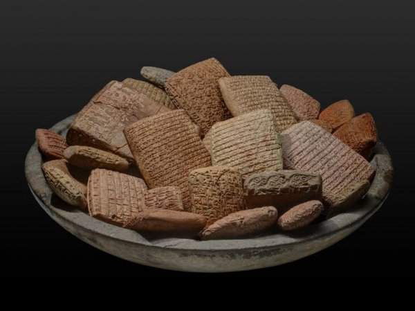 Древние ассирийские таблички? Нет, это все-таки печенье