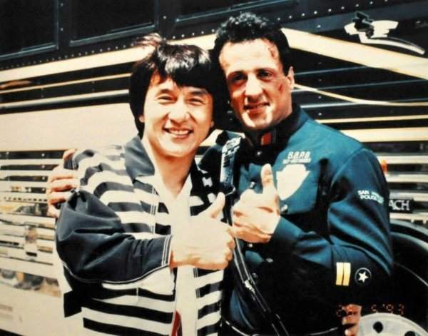 Джеки Чан пришёл навестить своего друга Сильвестра Сталлоне на съёмках фильма «Разрушитель»