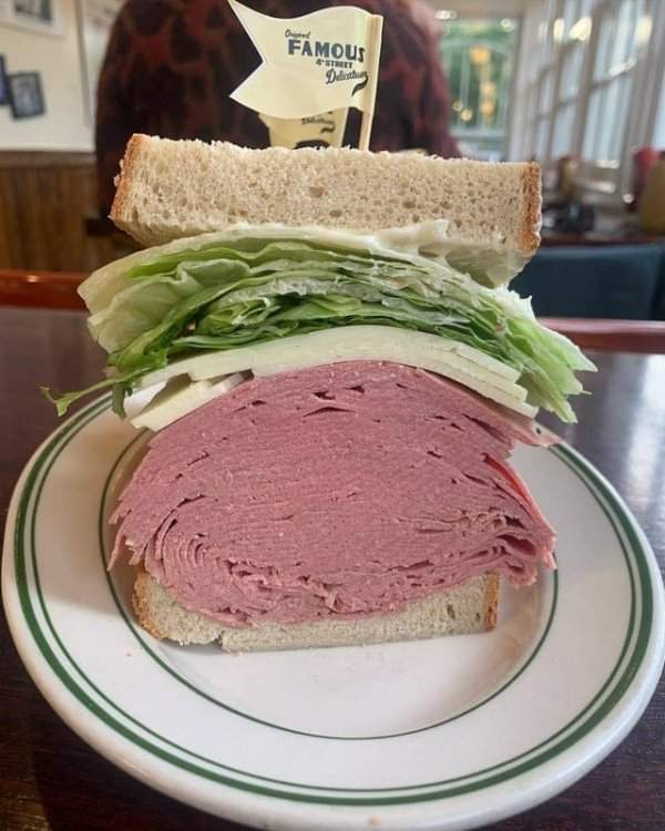 Так выглядит половина бутерброда с болонской колбасой, который подают в известном кафе в Филадельфии, США