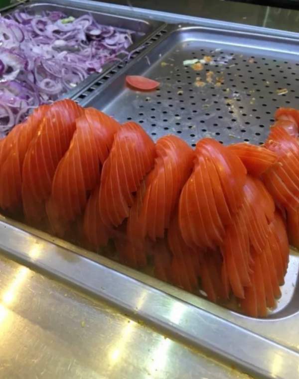 Если очень долго вглядываться, то можно увидеть, что это не рыба, а идеально нарезанные помидоры