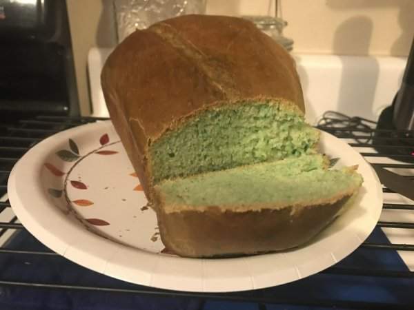 Я приготовила хлеб, случайно добавив в тесто вместо воды лимонад