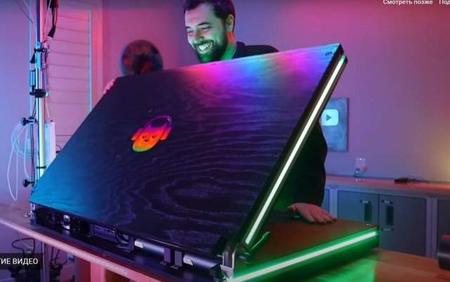 В США создали самый большой в мире ноутбук - 43 дюйма