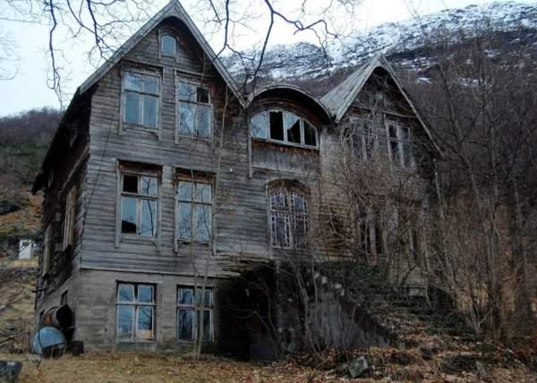 Заброшенный дом в горах. Наверняка его уже давно облюбовали призраки