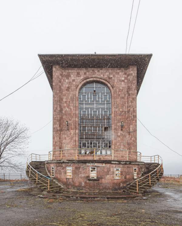 Нашёл заброшенную станцию советской канатной дороги в горах Кавказа