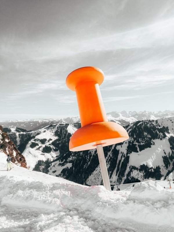 Гигантская кнопка в австрийских горах