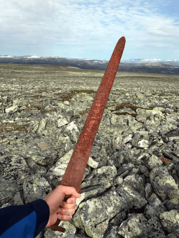 Настоящий меч викингов, возраст почти 1000 лет. Найден в норвежских горах