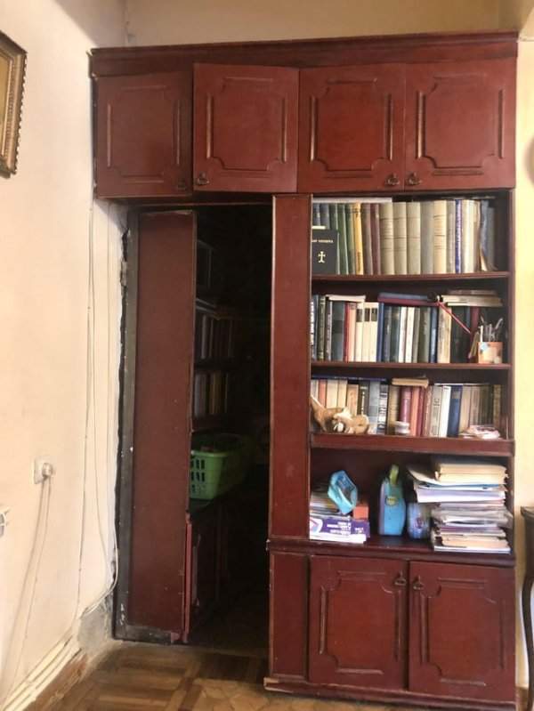 Оказывается, в нашем старом доме есть книжная полка, которую можно открыть и попасть в маленькую комнату