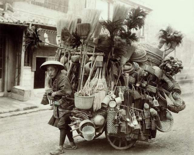 Человек, продающий метлы и корзины, Япония, 1890 г