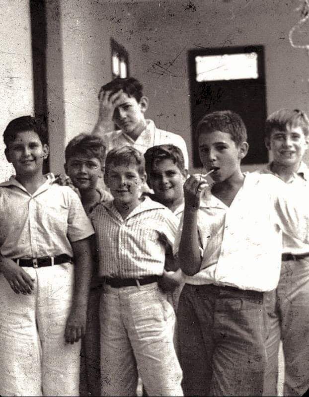 Группа гаванских школьников в 1937 году. Мальчик с леденцом это Фидель Кастро
