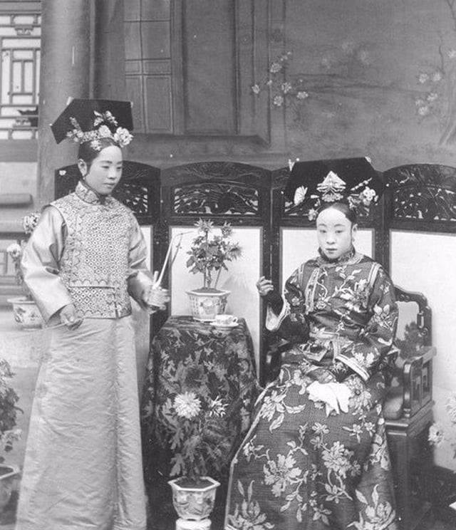 Принцесса Чунь (сидит), мать Пуйи, последнего императора Китая, 1900 год