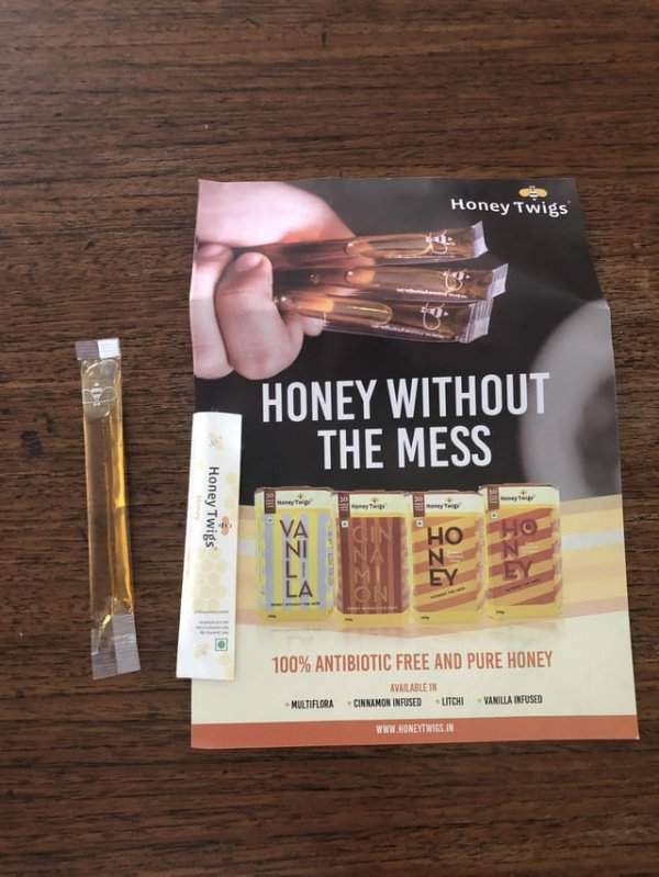 Пока мир борется с пластиком, эта компания продаёт чайные ложки мёда, упакованные в пластиковый пакет