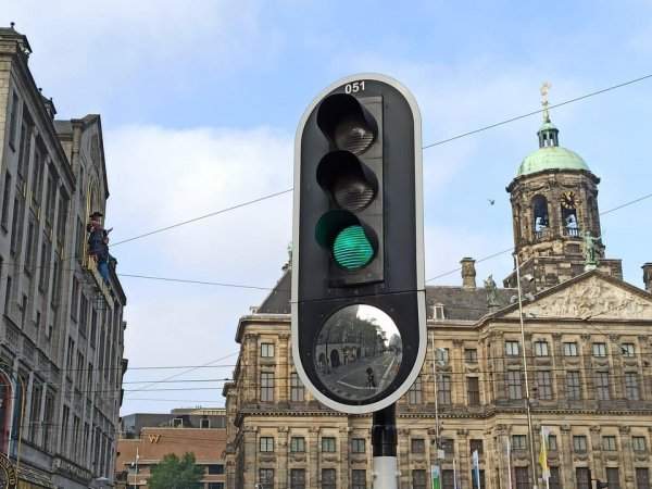 Светофор с зеркалом, позволяющий водителям видеть пешеходов/велосипедистов, находящихся в их слепых зонах