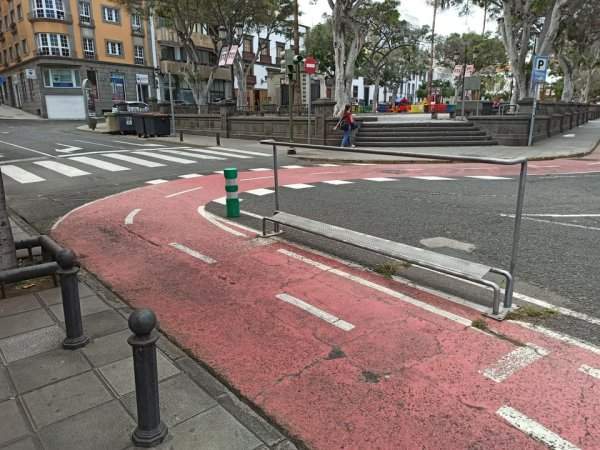 Металлические перила, которые позволяют велосипедистам держать равновесие, стоя у светофора, Испания
