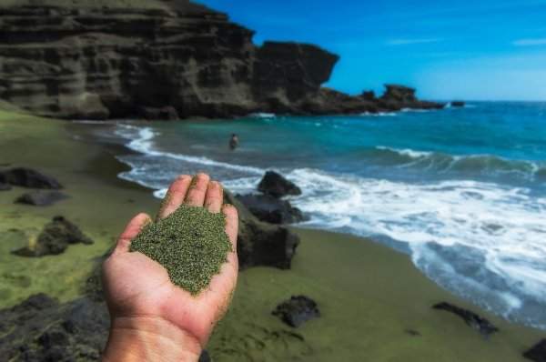 Зелёный песок на гавайском пляже, который содержит большое количество полудрагоценного минерала хризолита