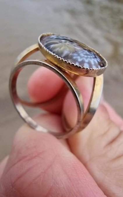 Таинственное кольцо, найденное на пляже с помощью металлоискателя