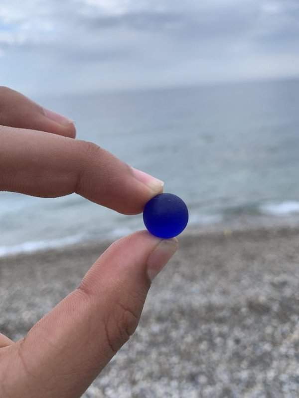 Идеально отполированный кусочек стекла, найденный на пляже