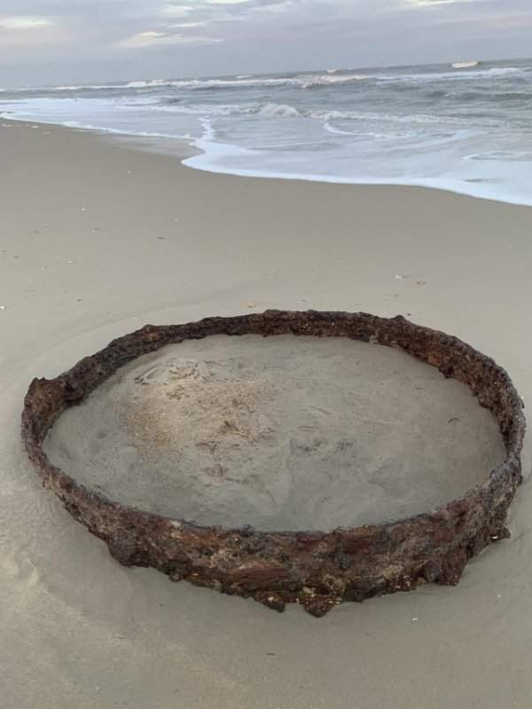Металлическое кольцо, найденное на пляже в Северной Каролине