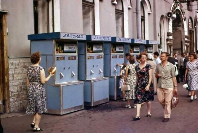 Сдвоенные автоматы с газированной водой, одна из первых советских моделей. Ленинград, 1961 год.