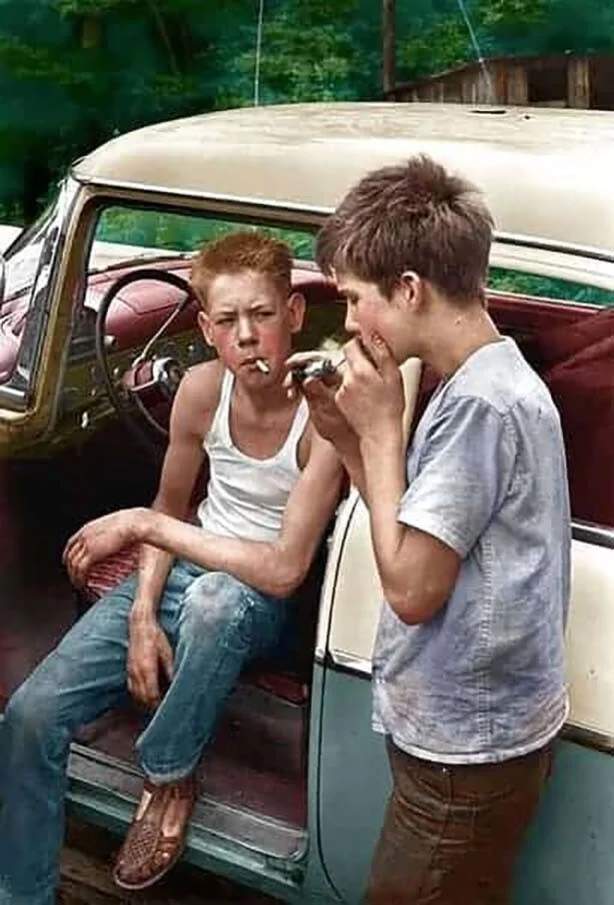 Два хулигана курят, сидя в машине FORD. Кентуки, 1950 год