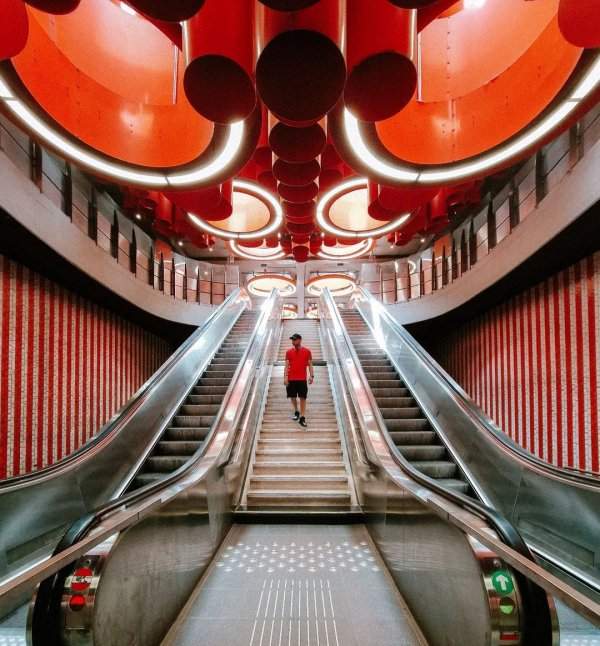 Футуристичная станция метро Pannenhuis в Брюсселе, Бельгия
