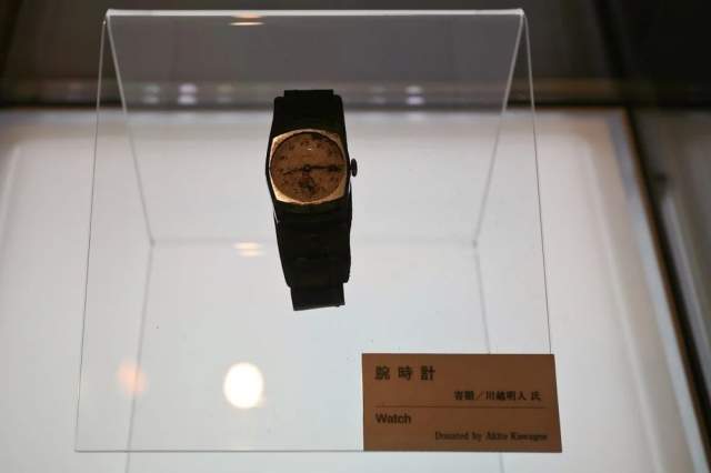 Эти часы принадлежали японцу Акито Каваго - солдату, который находился недалеко от эпицентра бомбардировки Хиросимы в 1945 году. Они остановились в 8:15 - во время взрыва бомбы. Сам японец выжил после бомбардировки