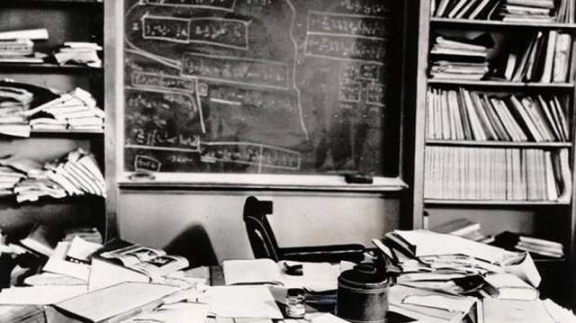 Рабочий стол Альберта Эйнштейна через несколько часов после его смерти