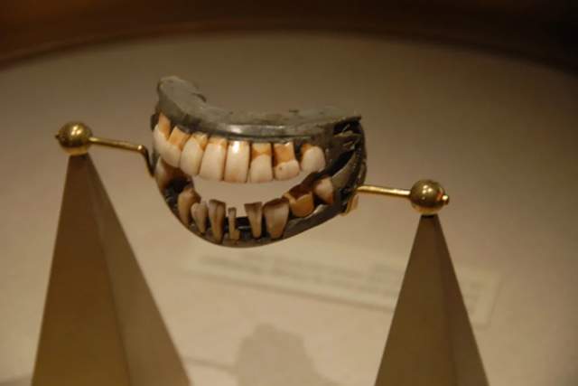Зубной протез Джорджа Вашингтона. Сделаны из зубов животных, человеческих зубов, свинца и кости гиппопотама