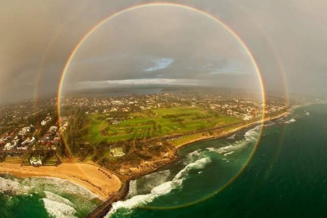 Интересное оптическое явление - круглая радуга. Снимок сделан из самолёта