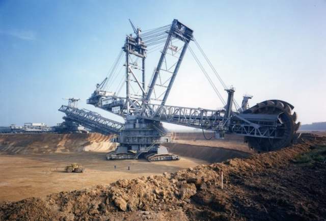 Bagger 288. Самый большой экскаватор в мире и 2-е по величине наземное транспортное средство в мире. Машина весом 13 500 тонн используется для добычи полезных ископаемых