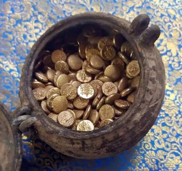 505 золотых монет, найденных в латунном горшке во время раскопок в храме Джамбукешварар
