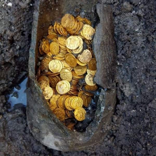 Сотни золотых монет эпохи поздней римской империи были найдены в центре города Комо, Италия, зарытыми в контейнере из мыльного камня