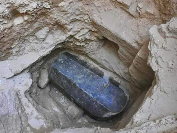 Этот саркофаг из чёрного гранита был найден в Египте