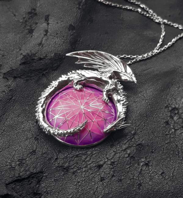 Серебряное ожерелье с драконом, которое я сделала для фаната Dungeons &amp; Dragons
