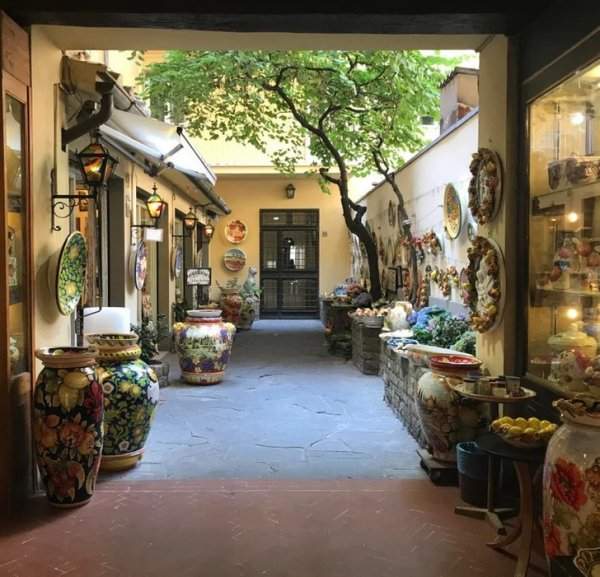 Уютный маленький магазин керамики во Флоренции
