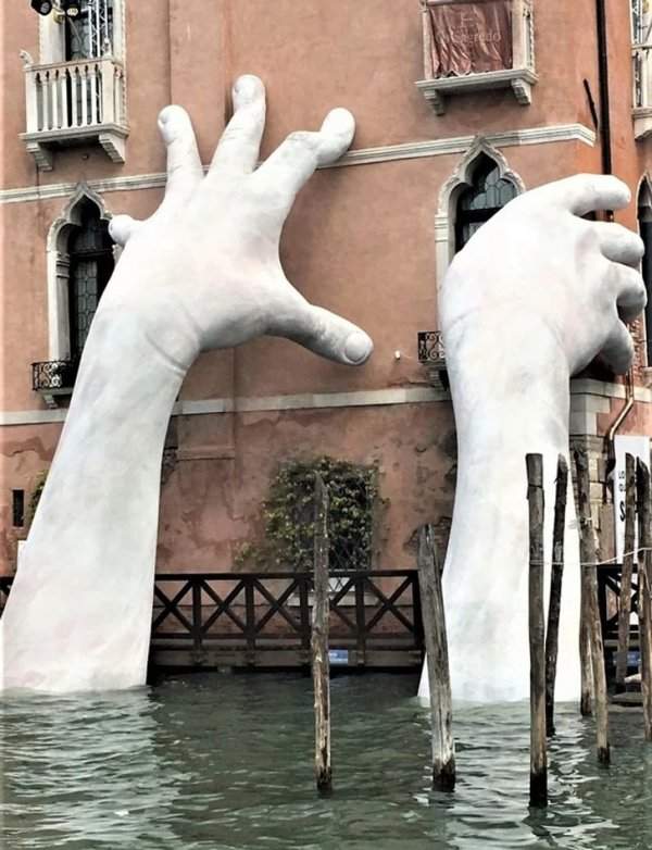 Скульптура Лоренцо Куинна, которая должна привлечь внимание к проблеме затопления Венеции