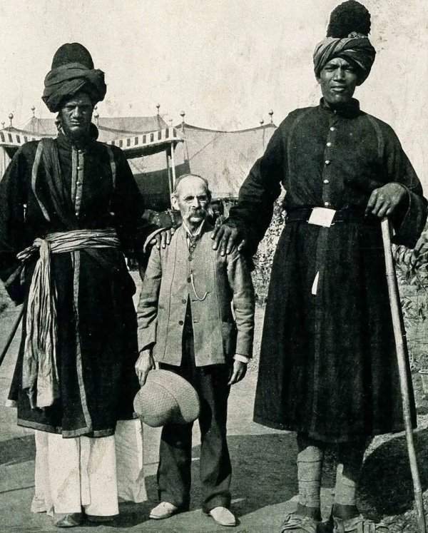 Американский фотограф Джеймс Рикалтон позирует с двумя элитными стрелками, состоявшими на службе у махараджи Кашмира, 1903 год